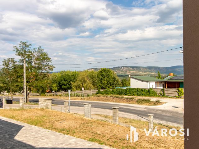 Újépítésű otthon panorámával, garázzsal és kerttel