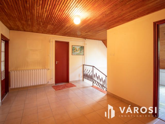 Stabil téglaház nagy telekkel, frekventált környezetben